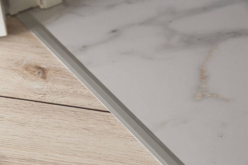 Barre de seuil Design d'arrêt de 22 MM à visser en alu avec un profil de couverture plat à Marseille et dans toute la France